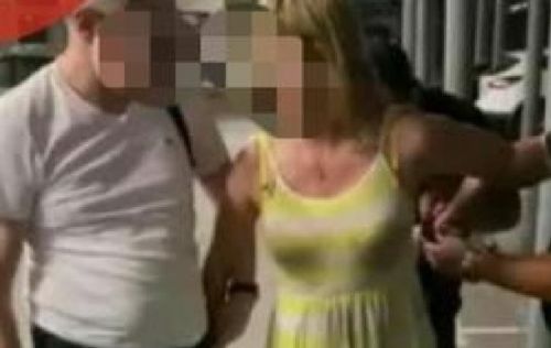После ДТП женщина устроила полиции скандал с раздеванием