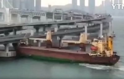 Корабель РФ врізався в міст у Південній Кореї: відео